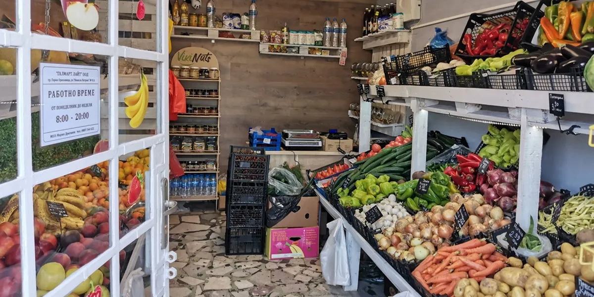 Пресни плодове и зеленчуци на рафтовете в Galmart, Горна Оряховица